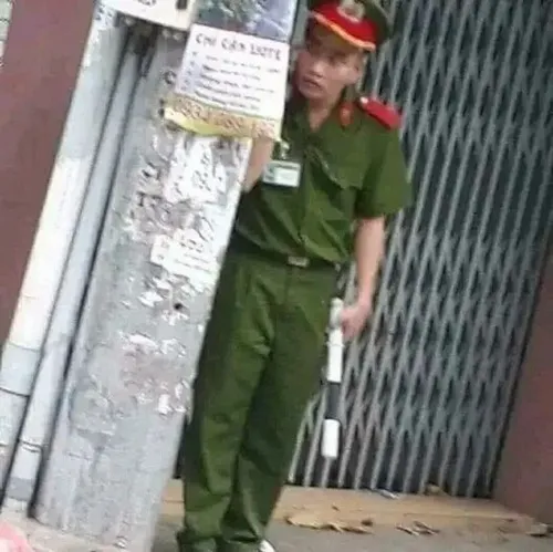 Ảnh đời sống csgt kiểm tra mũ bảo hiểm đúng chuẩn.