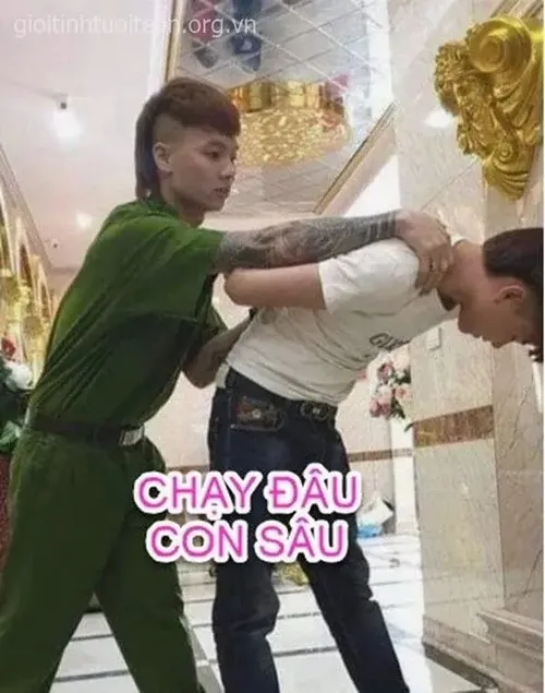 Ảnh chụp công an hỏi thông tin người điều khiển.