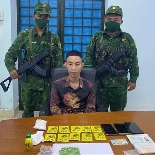 Ảnh ghi lại công an rà soát tốc độ xe máy.