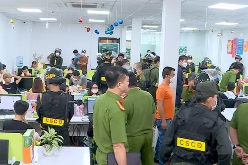 Ảnh chụp người lái dừng sát lề theo hướng dẫn.