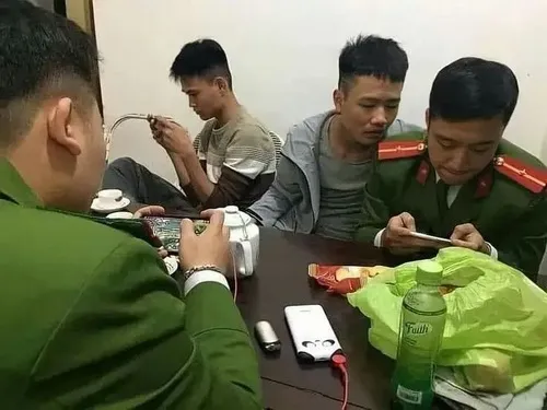 Ảnh đời sống xe máy tấp vào lề khi nghe còi báo.