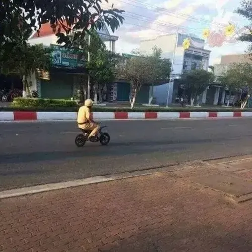 Ảnh ghi lại cảnh sát chặn đầu xe giữa ngã tư đông.