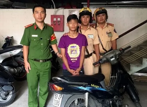 Ảnh chụp người đi đường bị gọi vào lề bất ngờ.