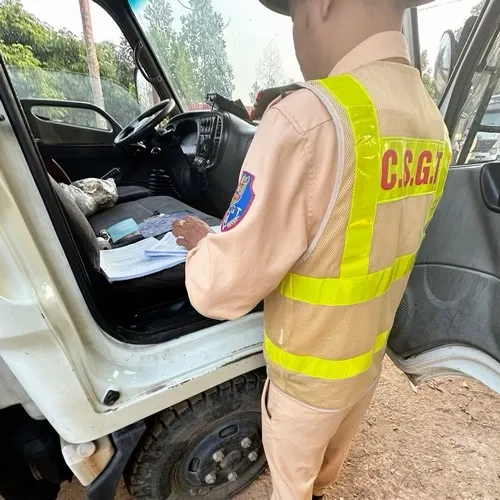 Khoảnh khắc csgt tuýt còi khiến ai đi đường cũng giật mình