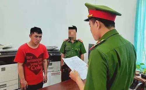 Ảnh thực tế csgt ra hiệu dừng phương tiện đúng quy trình.