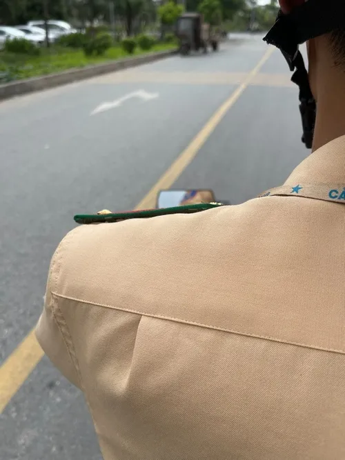 Cảnh công an dừng xe giữa đường nhìn mà biết ngay cảm giác