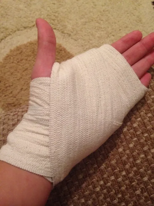 Ảnh rỉ máu ghi lại giọt máu chảy xuống lòng bàn tay chậm rãi.