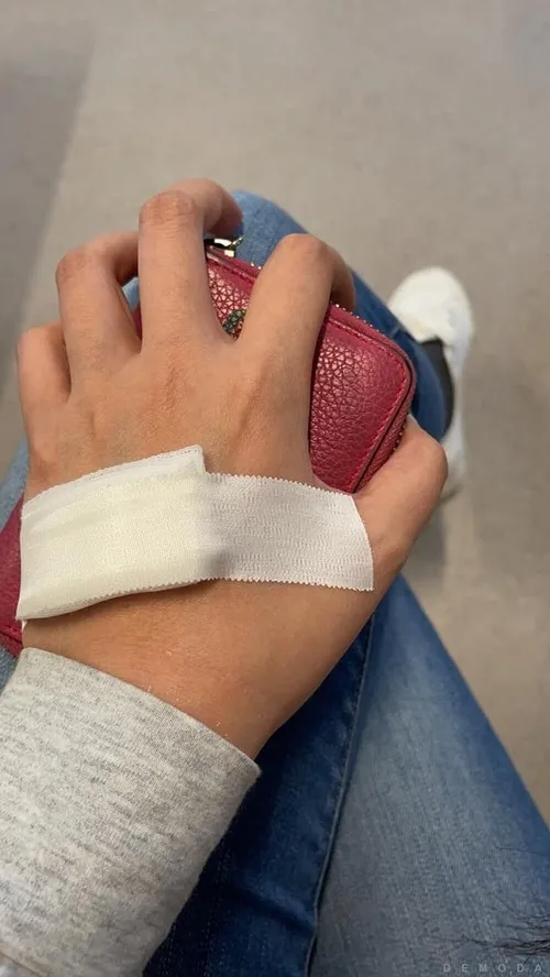 Ảnh đứt tay cận cảnh giọt máu sắp rơi xuống mặt bàn.