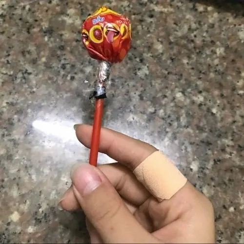 Ảnh đứt tay ghi lại rãnh cắt lộ rõ sợi da mỏng bên trong.