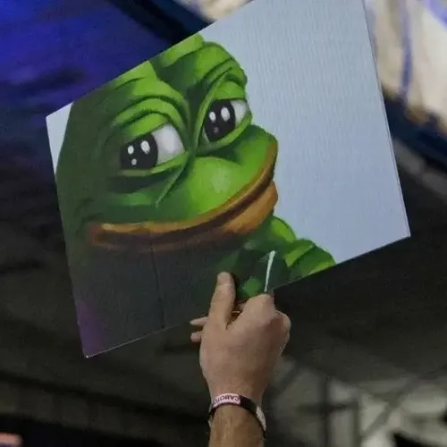 Meme chế môi chúm ghê tởm trong màu xanh lá