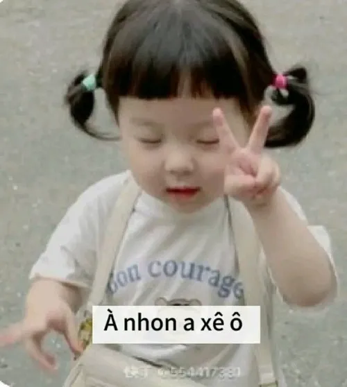 Ảnh meme vui hello dùng ánh mắt sáng giúp bối cảnh giao tiếp mềm