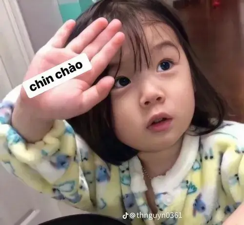 Ảnh troll hello gắn bàn tay vẫy nhẹ giúp đoạn đầu bớt gượng