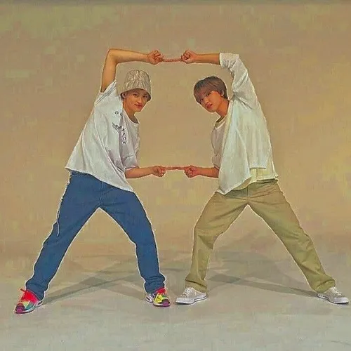 Meme hai người nêu biểu cảm đối mặt trong khoảnh khắc lệch nhịp