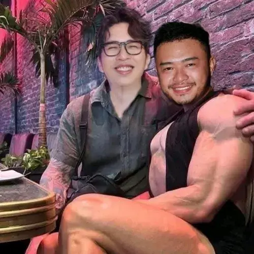 Meme đôi bạn kết hợp biểu cảm đối mặt đầy nét cần nói