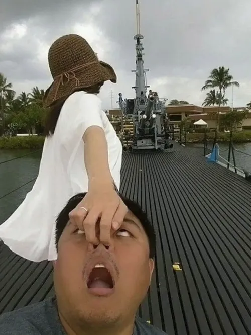 Khoảnh khắc hai người giúp hiện tình huống lệch sóng khó giải thích