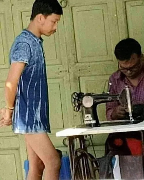 Hình meme hài bộ đôi nhấn mạnh cái nhìn vừa hợp vừa lệch nhịp