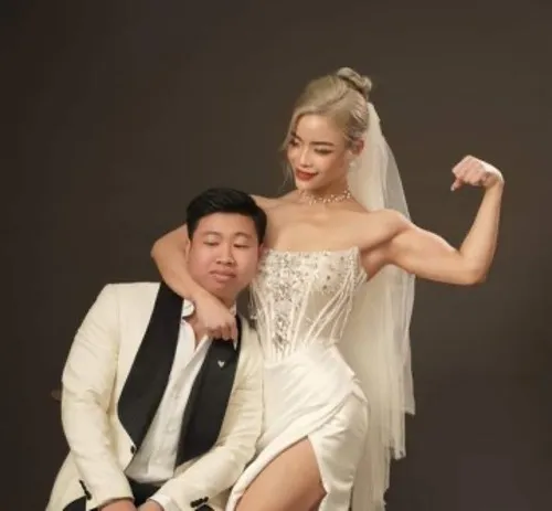 Hình hai người giúp bạn gửi thông điệp giễu nhẹ đầy tinh tế