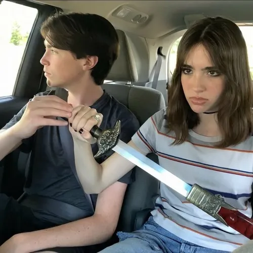 Hình troll hai người mô tả dáng ngồi đối diện đầy căng thẳng khẽ