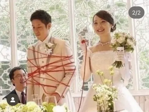 Khoảnh khắc hai nhân vật kết hợp cử chỉ chỉ tay đầy hài hước tự nhiên