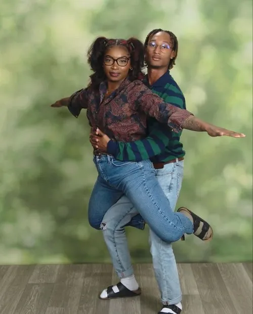 Ảnh chế đôi bạn diễn tả ánh mắt trao đổi qua lại cực dí dỏm