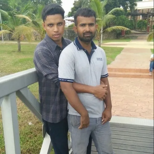 Ảnh chế hai nhân vật hé lộ nụ cười mím pha giễu tinh tế