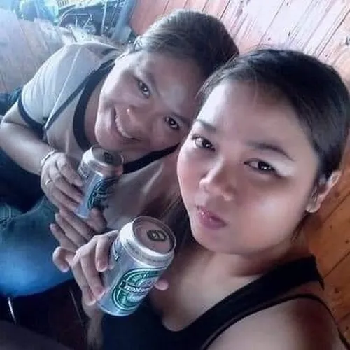 Hình meme hài đôi bạn thể hiện pha tung hứng nhẹ trong phút bối rối