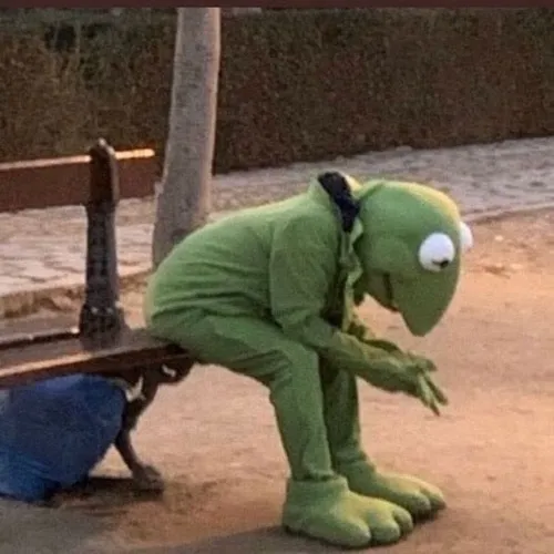 Hình meme hài chán nản gợi sắc thái thiếu kiên nhẫn ngày dài áp lực.