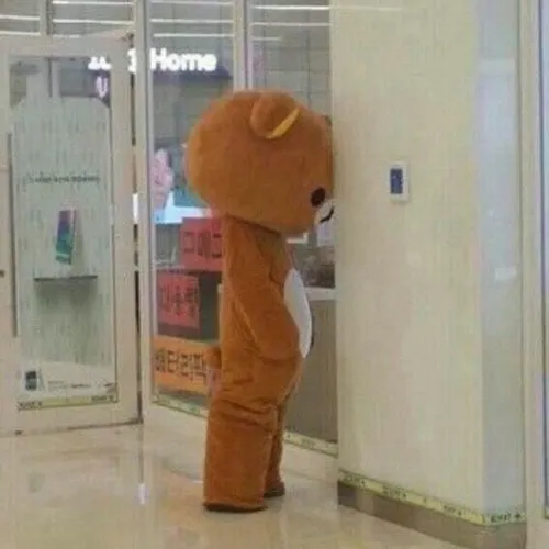 Ảnh troll chán chường diễn tả dáng gục trong cảnh văn phòng im lặng.