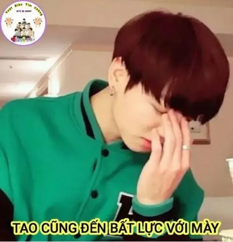 Meme chịu r ghi khoảnh khắc mệt nhẹ nhưng vẫn mang sắc thái hài.