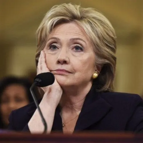 Ảnh vui tựa má khắc họa khoảng nghĩ hụt trong tâm trạng chùng xuống bất chợt.