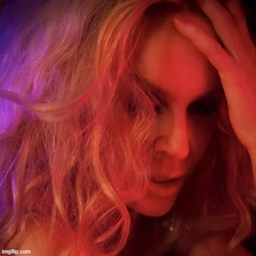 Meme hài rối trí mô phỏng khoảnh khắc thông tin vượt giới hạn.