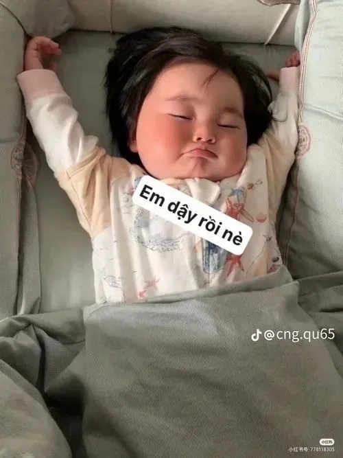 Bộ meme em bé chúm chím nụ cười đi cùng caption gây thương nhớ