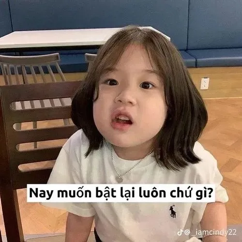 Meme hài thiên thần nhỏ hơi nhếch môi kiểu bất lực nhẹ