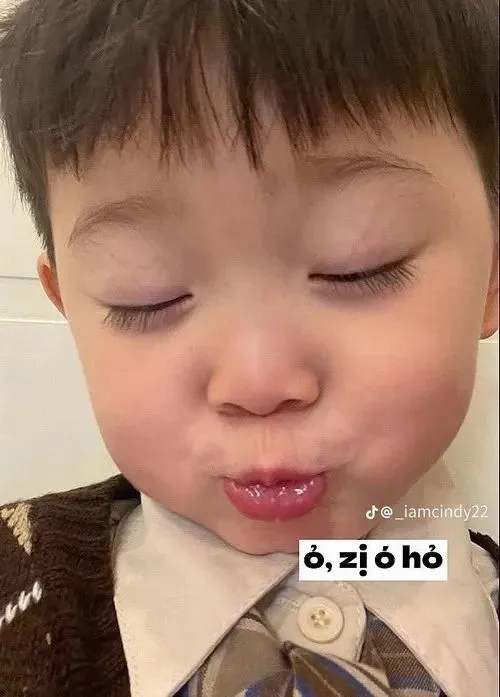 Hình chế meme vui em bé ngơ ngác khi tức giận nhẹ