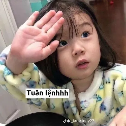 Ảnh hài khuôn mặt baby liếc nhẹ tạo vibe liếc tinh nghịch