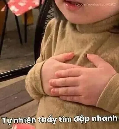 Ảnh vui bé con giơ tay like theo kiểu ngây ngô