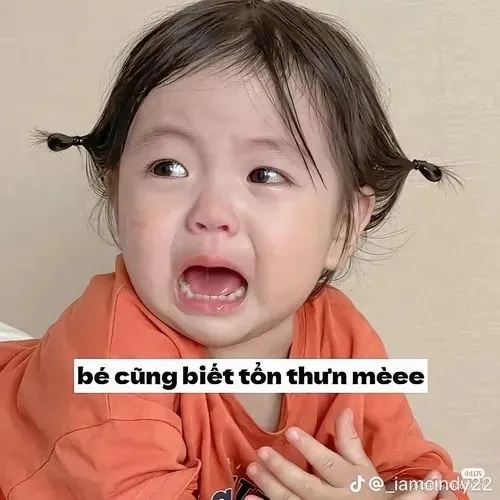 Meme hài em bé ôm đầu vì mệt mỏi sau chơi