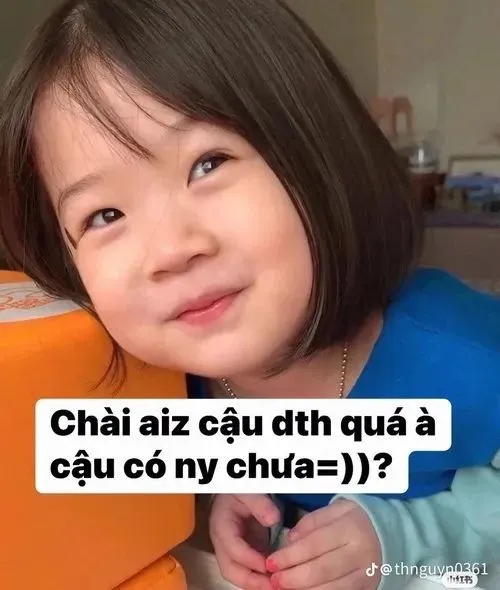 Ảnh troll bé tập đi chán nản vì ngã nhẹ vào nệm