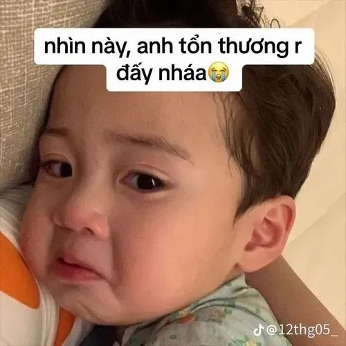 Meme hài em bé có chữ cô đơn ôm gối nệm nhỏ