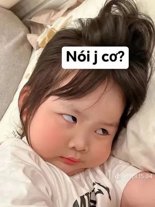 Meme em bé mắt tròn long lanh kèm dòng chữ hợp mood mỗi ngày