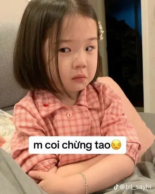 Em bé lí lắc xuất hiện trong meme chữ lan vibe nhẹ nhàng và đáng yêu