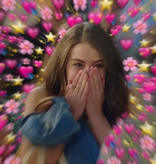 Nét rạng rỡ thư thái gợi lại hơi ấm mái nhà và tình yêu bền