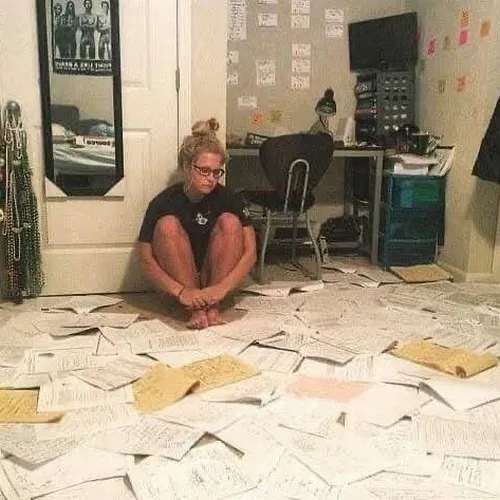 Hình troll học xuyên đêm ôm giáo trình trong trạng thái căng não