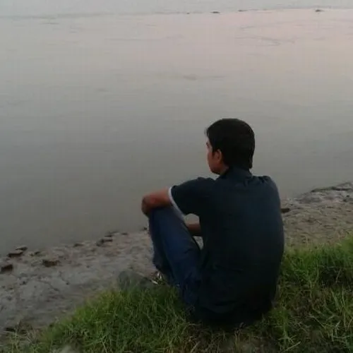 Ảnh chế buồn rầu tách khỏi đám đông giữa khoảng trống lạnh