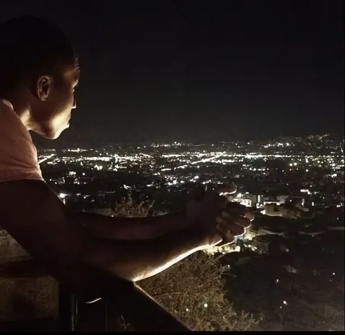 Meme rầu rĩ thu mình trong góc nhỏ khi tâm trạng xuống thấp