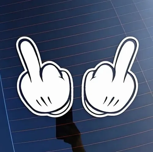 Môi cong, mắt liếc, ngón fuck bật lên làm khung hình đổi vibe ngay.