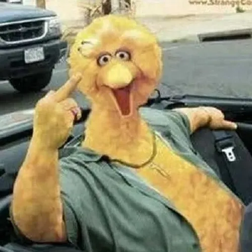 Động tác bật ngón fuck nổi bật nhờ ánh mắt liếc sắc.