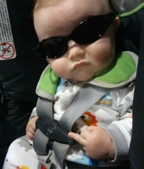 Kiểu hoạt hình bật ngón tay giữa kiểu fuck you đầy tinh nghịch.