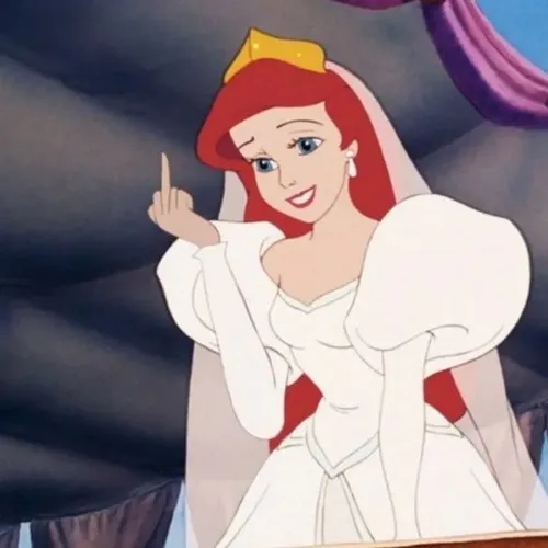 Biểu cảm mắt cụp nhẹ rồi ngón tay giữa bật lên đầy thách thức.