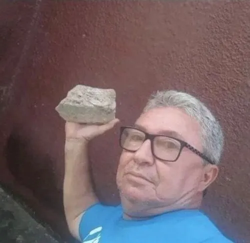 Ảnh chế liếc nhẹ thể hiện nét mắt nghi hoặc